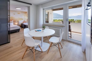 Wohnung 1.5 Wohnzimmer mit Seeblick Hotel Campofelice