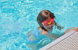 Campofelice_bambina piscina 3