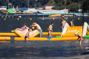 Aquapark met trampoline en springkussens