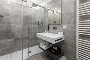 Modernes Badezimmer