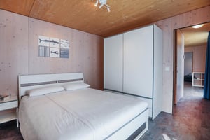 Hibiskus-Doppelbett im Bungalow