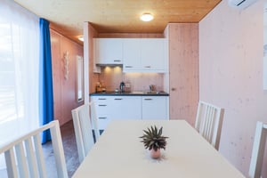 Hibiskus-Wohnzimmer-Bungalow